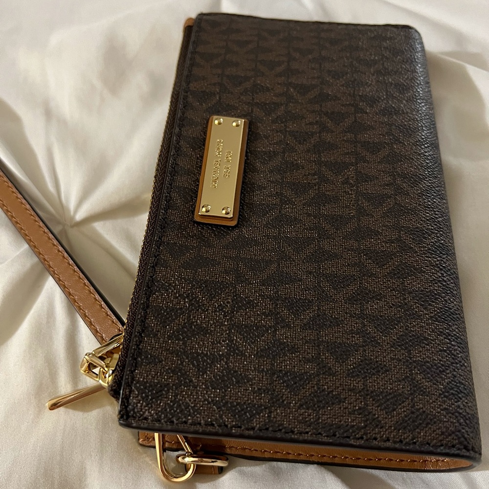 MICHAEL MICHAEL KORS
Adele Logo Smartphone Wallet Wristlet Brown NWT